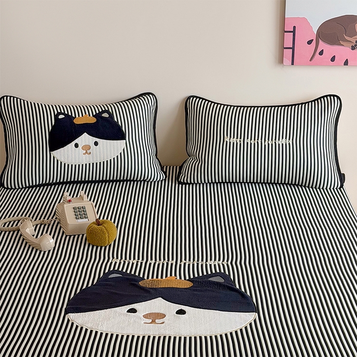 91家纺网 家纺一手货源 找家纺 桃子家居 2026新款A类PE凉感卡通贴布绣高端工艺空调软席床席床笠凉席三件套 PE贴布绣-酷酷猫