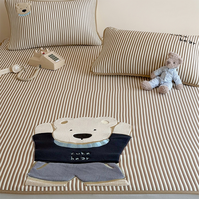 91家纺网 家纺一手货源 找家纺 桃子家居 2026新款A类PE凉感卡通贴布绣高端工艺空调软席床席床笠凉席三件套 PE贴布绣-清新熊