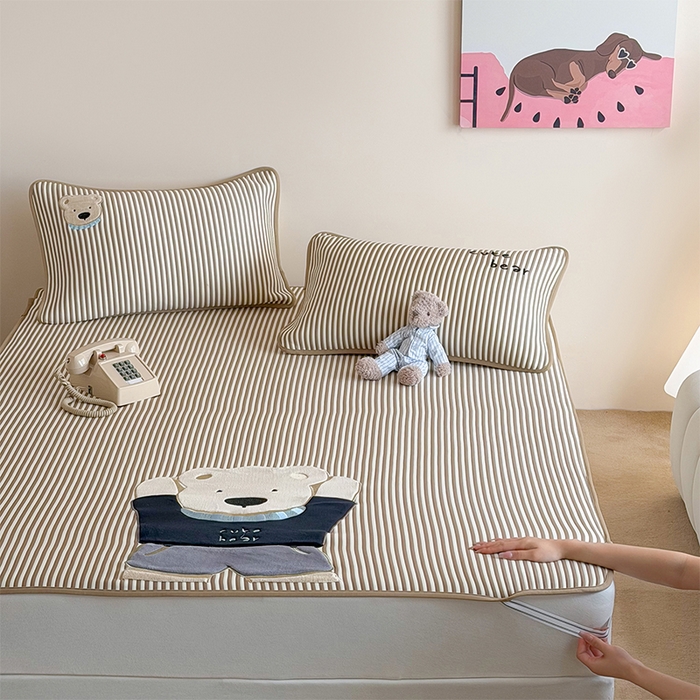 91家纺网 家纺一手货源 找家纺 桃子家居 2026新款A类PE凉感卡通贴布绣高端工艺空调软席床席床笠凉席三件套 PE贴布绣-清新熊