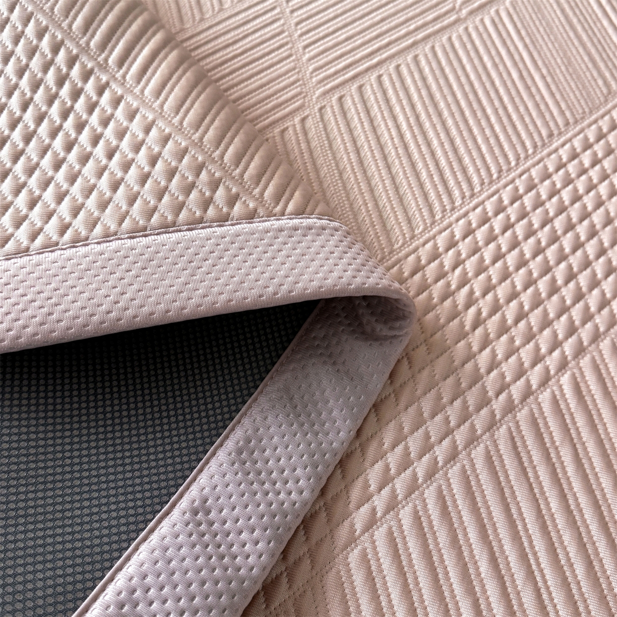 91家纺网 家纺一手货源 找家纺 耐思家纺 2026新品A类高克重高端复合三明治PE乙纶提花冰豆豆凉席床笠都市棱境系列（提供买家秀） 都市棱境-粉床席款