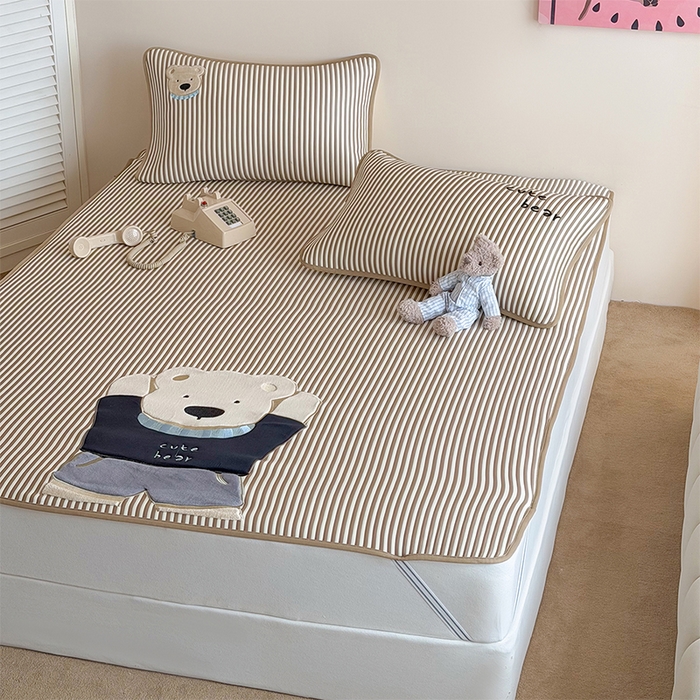 91家纺网 家纺一手货源 找家纺 桃子家居 2026新款A类PE凉感卡通贴布绣高端工艺空调软席床席床笠凉席三件套 PE贴布绣-清新熊