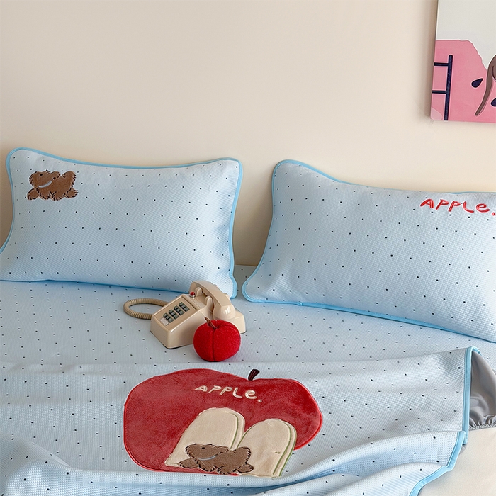 91家纺网 家纺一手货源 找家纺 桃子家居 2026新款A类PE凉感卡通贴布绣高端工艺空调软席床席床笠凉席三件套 PE贴布绣-苹果小狗