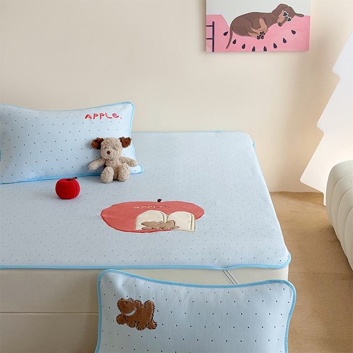 91家纺网 家纺一手货源 找家纺 桃子家居 2026新款A类PE凉感卡通贴布绣高端工艺空调软席床席床笠凉席三件套 PE贴布绣-苹果小狗