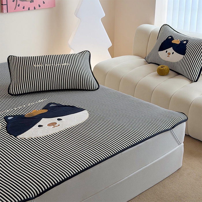 91家纺网 家纺一手货源 找家纺 桃子家居 2026新款A类PE凉感卡通贴布绣高端工艺空调软席床席床笠凉席三件套 PE贴布绣-酷酷猫