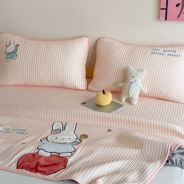 91家纺网 家纺一手货源 找家纺 桃子家居 2026新款A类PE凉感卡通贴布绣高端工艺空调软席床席床笠凉席三件套 PE贴布绣-番茄仙女兔