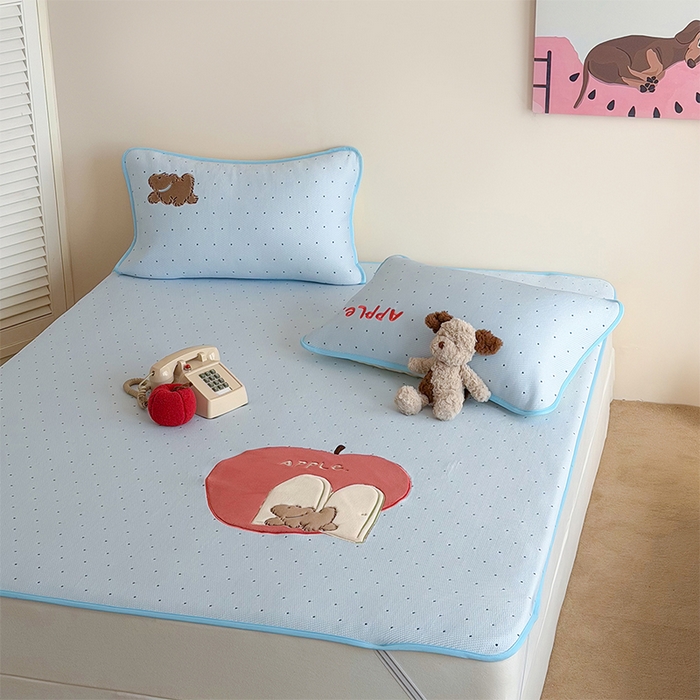 91家纺网 家纺一手货源 找家纺 桃子家居 2026新款A类PE凉感卡通贴布绣高端工艺空调软席床席床笠凉席三件套 PE贴布绣-苹果小狗