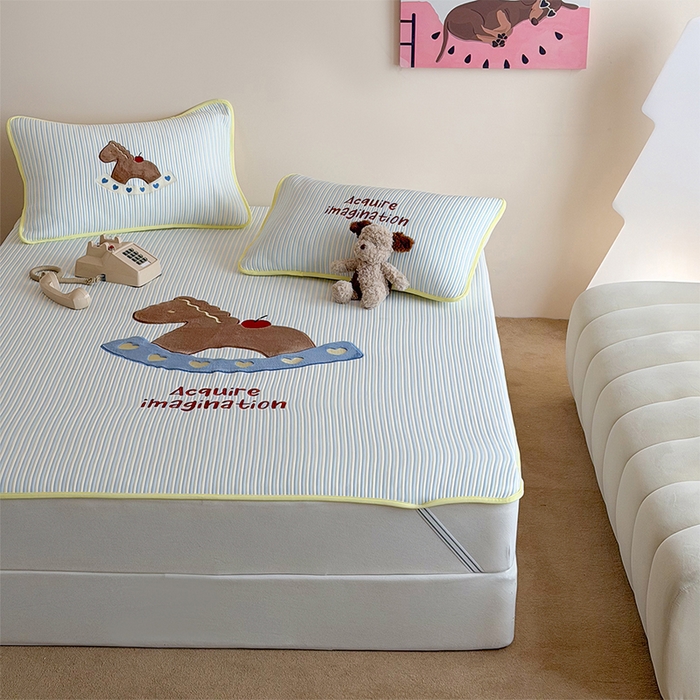 91家纺网 家纺一手货源 找家纺 桃子家居 2026新款A类PE凉感卡通贴布绣高端工艺空调软席床席床笠凉席三件套 PE贴布绣-爱心木马