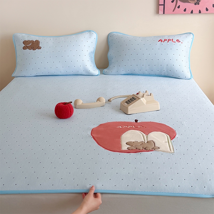 91家纺网 家纺一手货源 找家纺 桃子家居 2026新款A类PE凉感卡通贴布绣高端工艺空调软席床席床笠凉席三件套 PE贴布绣-苹果小狗