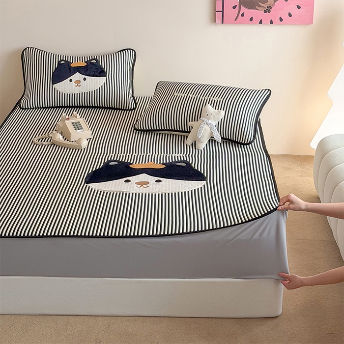 91家纺网 家纺一手货源 找家纺 桃子家居 2026新款A类PE凉感卡通贴布绣高端工艺空调软席床席床笠凉席三件套 PE贴布绣-酷酷猫