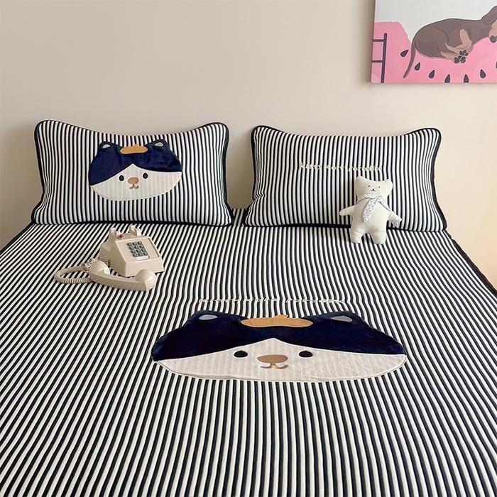 91家纺网 家纺一手货源 找家纺 桃子家居 2026新款A类PE凉感卡通贴布绣高端工艺空调软席床席床笠凉席三件套 PE贴布绣-酷酷猫