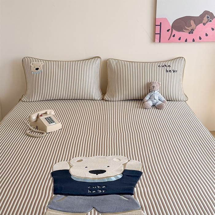 91家纺网 家纺一手货源 找家纺 桃子家居 2026新款A类PE凉感卡通贴布绣高端工艺空调软席床席床笠凉席三件套 PE贴布绣-清新熊