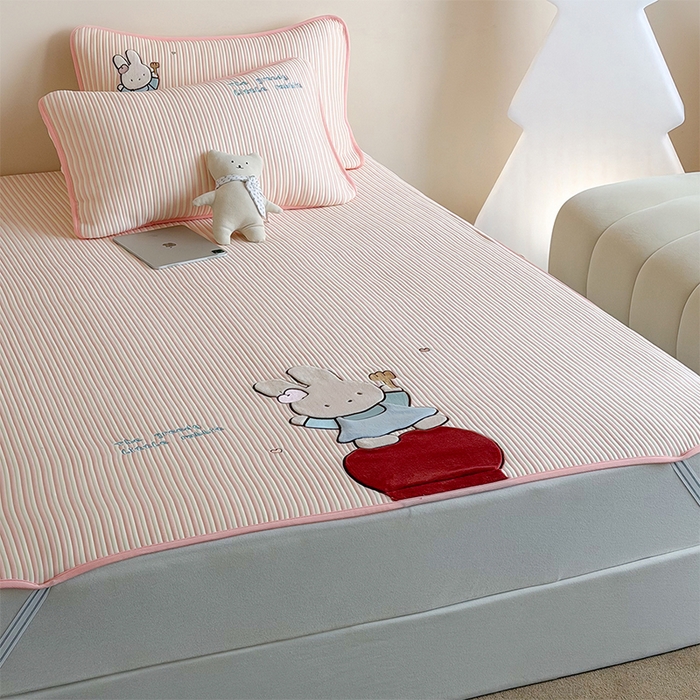 91家纺网 家纺一手货源 找家纺 桃子家居 2026新款A类PE凉感卡通贴布绣高端工艺空调软席床席床笠凉席三件套 PE贴布绣-番茄仙女兔