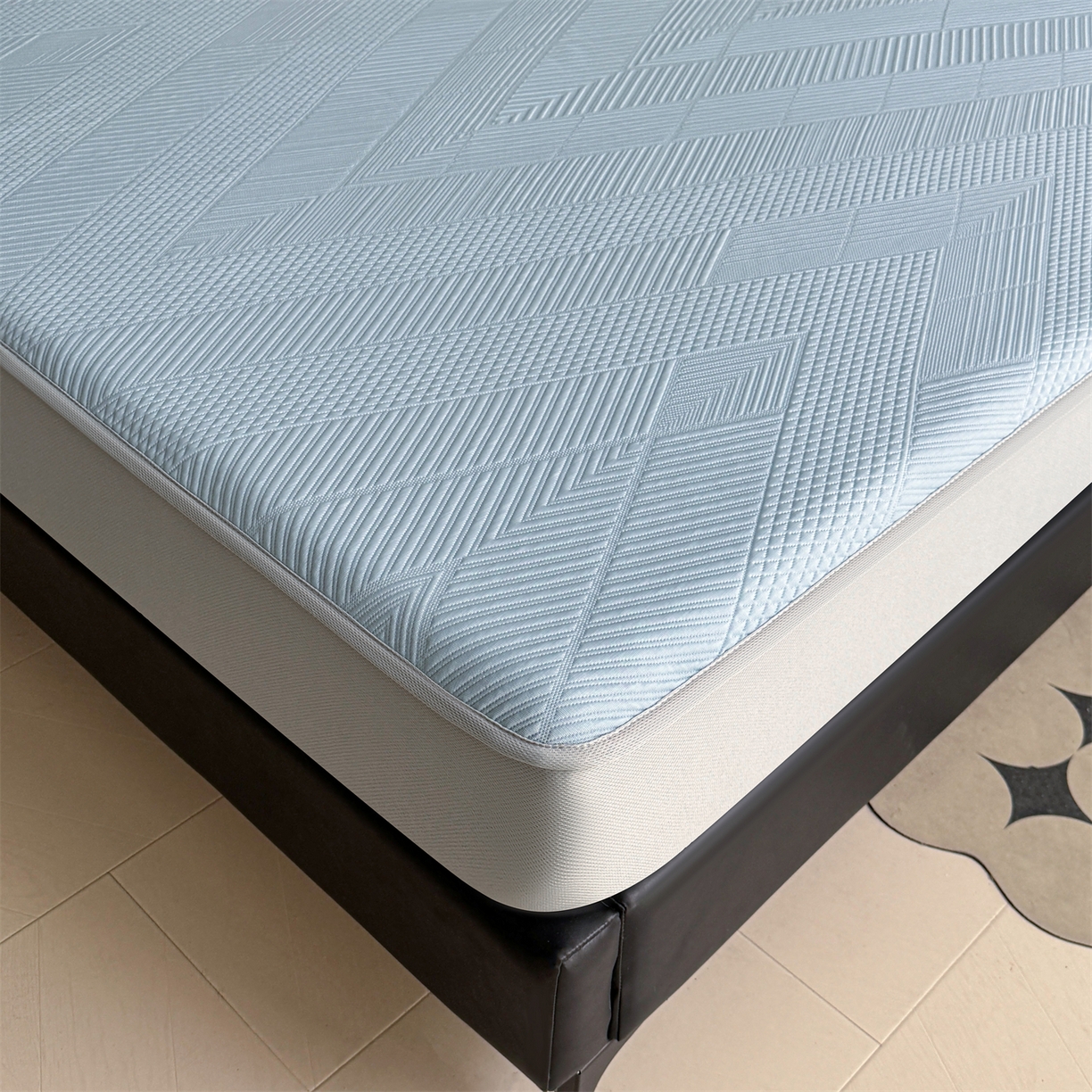 91家纺网 家纺一手货源 找家纺 耐思家纺 2026新品A类高克重高端复合三明治PE乙纶提花冰豆豆凉席床笠都市棱境系列（提供买家秀） 都市棱境-蓝床笠款