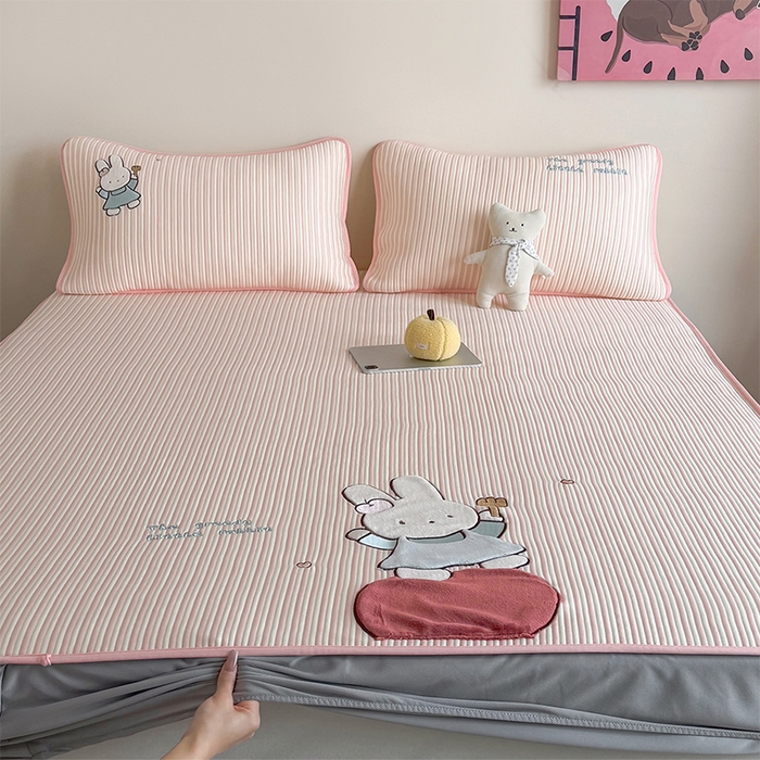 91家纺网 家纺一手货源 找家纺 桃子家居 2026新款A类PE凉感卡通贴布绣高端工艺空调软席床席床笠凉席三件套 PE贴布绣-番茄仙女兔