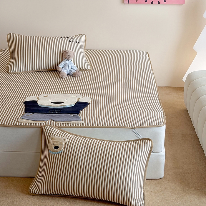 91家纺网 家纺一手货源 找家纺 桃子家居 2026新款A类PE凉感卡通贴布绣高端工艺空调软席床席床笠凉席三件套 PE贴布绣-清新熊