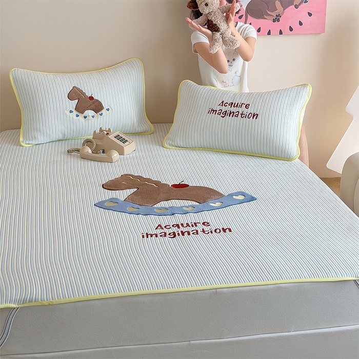 91家纺网 家纺一手货源 找家纺 桃子家居 2026新款A类PE凉感卡通贴布绣高端工艺空调软席床席床笠凉席三件套 PE贴布绣-爱心木马