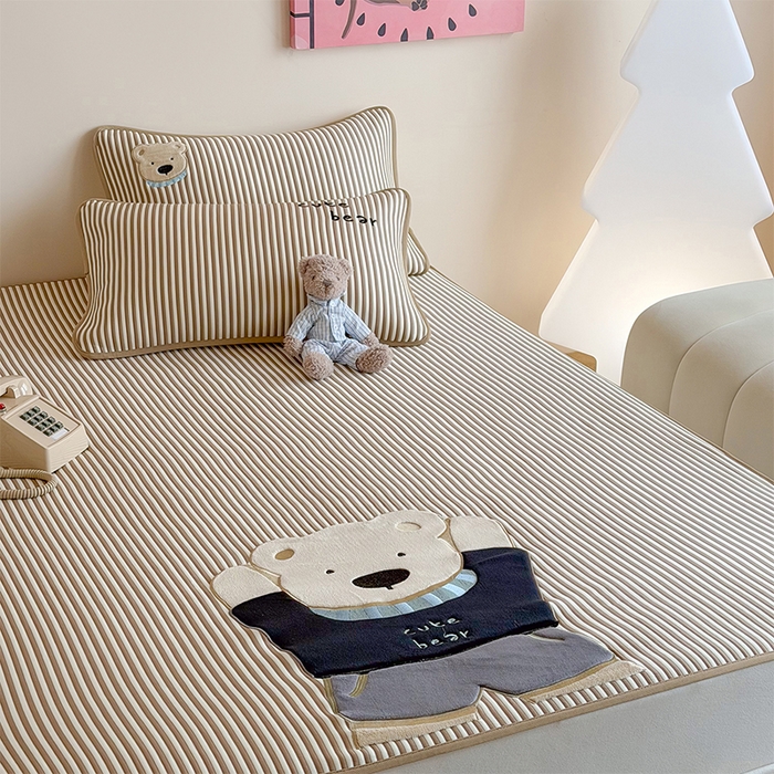 91家纺网 家纺一手货源 找家纺 桃子家居 2026新款A类PE凉感卡通贴布绣高端工艺空调软席床席床笠凉席三件套 PE贴布绣-清新熊