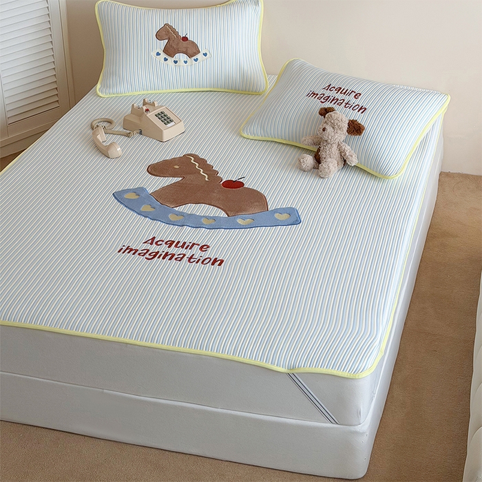 91家纺网 家纺一手货源 找家纺 桃子家居 2026新款A类PE凉感卡通贴布绣高端工艺空调软席床席床笠凉席三件套 PE贴布绣-爱心木马