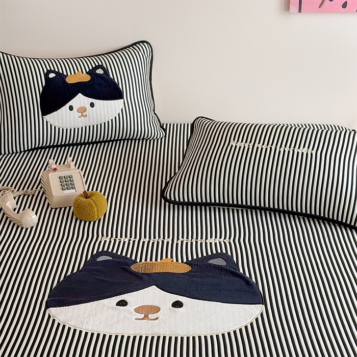 91家纺网 家纺一手货源 找家纺 桃子家居 2026新款A类PE凉感卡通贴布绣高端工艺空调软席床席床笠凉席三件套 PE贴布绣-酷酷猫