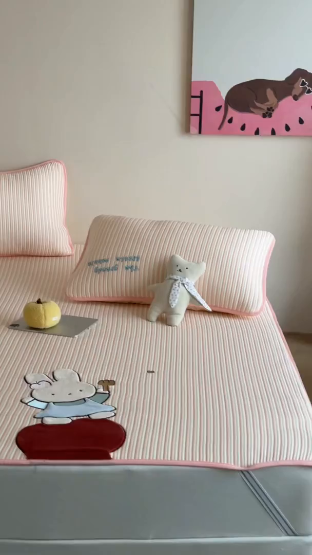 91家纺网 家纺一手货源 找家纺 桃子家居 2026新款A类PE凉感卡通贴布绣高端工艺空调软席床席床笠凉席三件套 PE贴布绣-番茄仙女兔