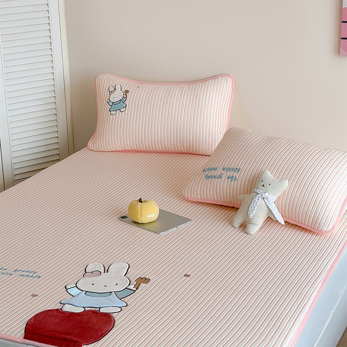 91家纺网 家纺一手货源 找家纺 桃子家居 2026新款A类PE凉感卡通贴布绣高端工艺空调软席床席床笠凉席三件套 PE贴布绣-番茄仙女兔