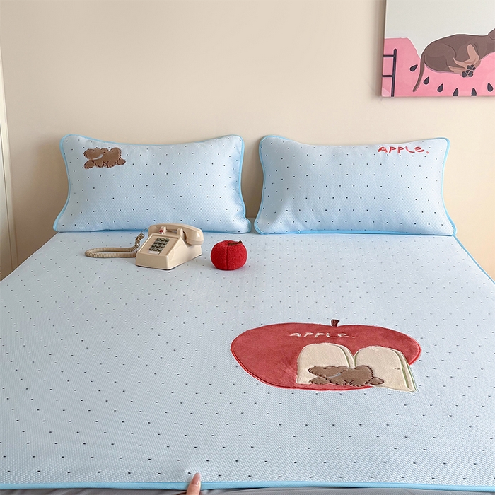 91家纺网 家纺一手货源 找家纺 桃子家居 2026新款A类PE凉感卡通贴布绣高端工艺空调软席床席床笠凉席三件套 PE贴布绣-苹果小狗