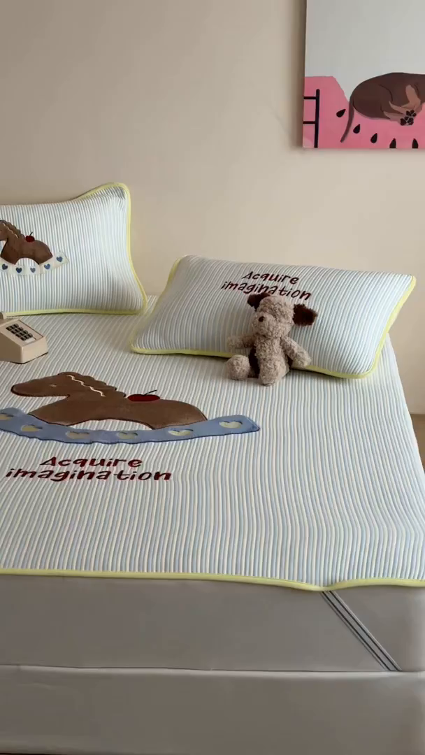 91家纺网 家纺一手货源 找家纺 桃子家居 2026新款A类PE凉感卡通贴布绣高端工艺空调软席床席床笠凉席三件套 PE贴布绣-爱心木马