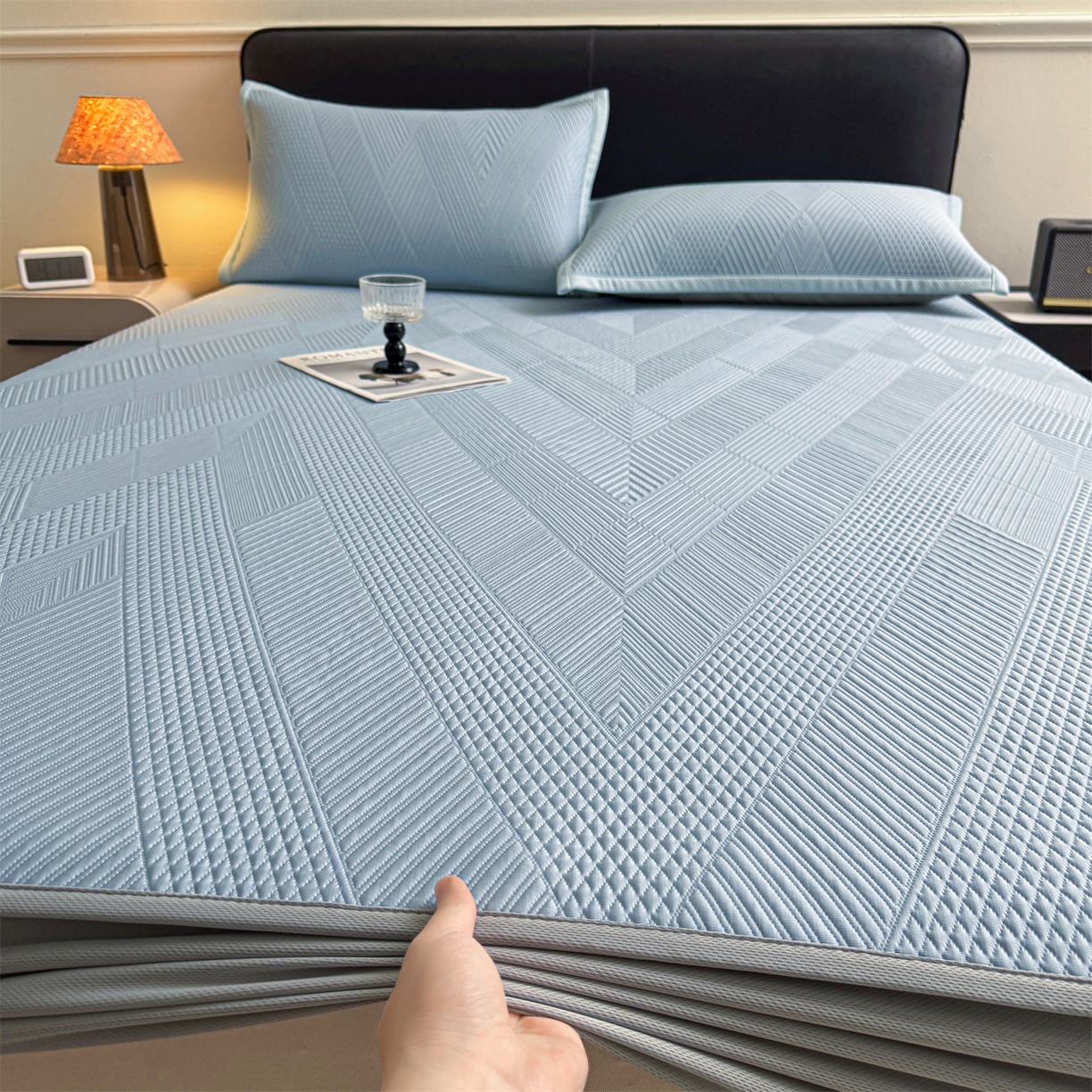 91家纺网 家纺一手货源 找家纺 耐思家纺 2026新品A类高克重高端复合三明治PE乙纶提花冰豆豆凉席床笠都市棱境系列（提供买家秀） 都市棱境-蓝床笠款