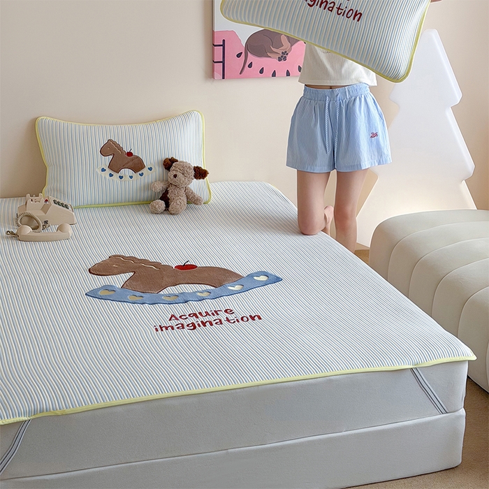 91家纺网 家纺一手货源 找家纺 桃子家居 2026新款A类PE凉感卡通贴布绣高端工艺空调软席床席床笠凉席三件套 PE贴布绣-爱心木马