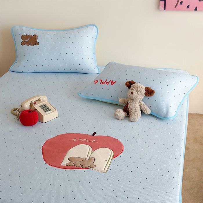 91家纺网 家纺一手货源 找家纺 桃子家居 2026新款A类PE凉感卡通贴布绣高端工艺空调软席床席床笠凉席三件套 PE贴布绣-苹果小狗