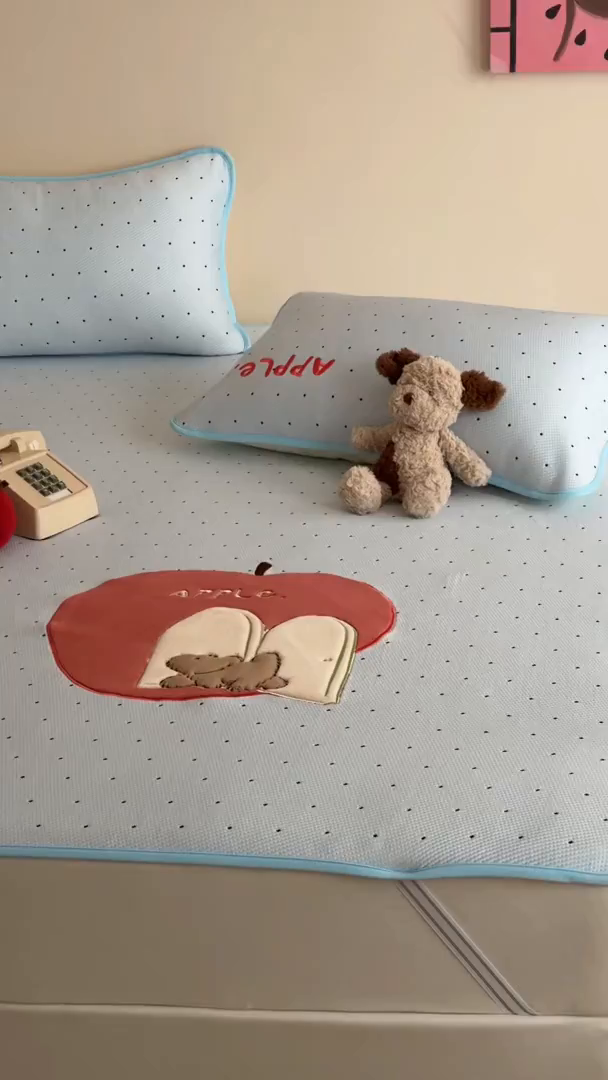 91家纺网 家纺一手货源 找家纺 桃子家居 2026新款A类PE凉感卡通贴布绣高端工艺空调软席床席床笠凉席三件套 PE贴布绣-苹果小狗