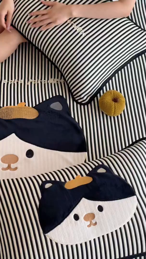 91家纺网 家纺一手货源 找家纺 桃子家居 2026新款A类PE凉感卡通贴布绣高端工艺空调软席床席床笠凉席三件套 PE贴布绣-酷酷猫