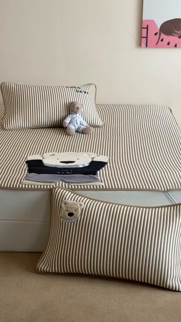 91家纺网 家纺一手货源 找家纺 桃子家居 2026新款A类PE凉感卡通贴布绣高端工艺空调软席床席床笠凉席三件套 PE贴布绣-清新熊