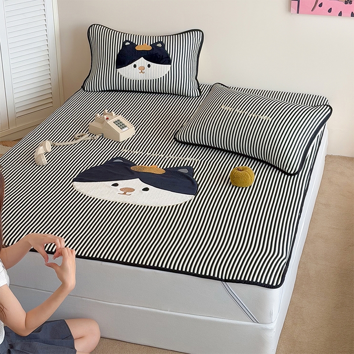 91家纺网 家纺一手货源 找家纺 桃子家居 2026新款A类PE凉感卡通贴布绣高端工艺空调软席床席床笠凉席三件套 PE贴布绣-酷酷猫