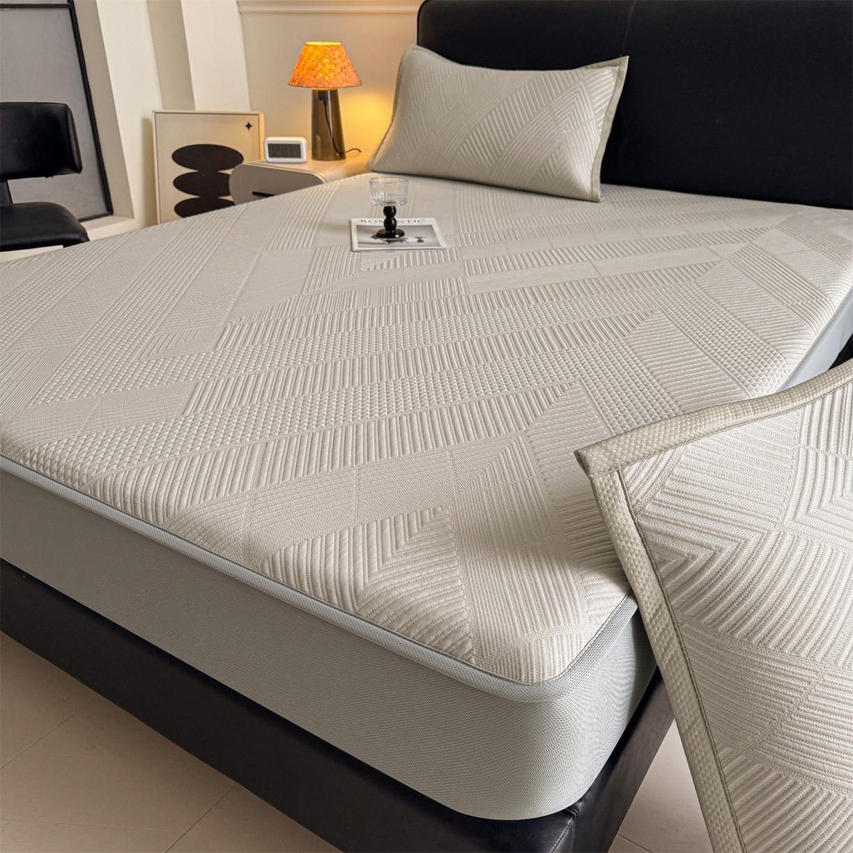 91家纺网 家纺一手货源 找家纺 耐思家纺 2026新品A类高克重高端复合三明治PE乙纶提花冰豆豆凉席床笠都市棱境系列（提供买家秀） 都市棱境-卡其床笠款