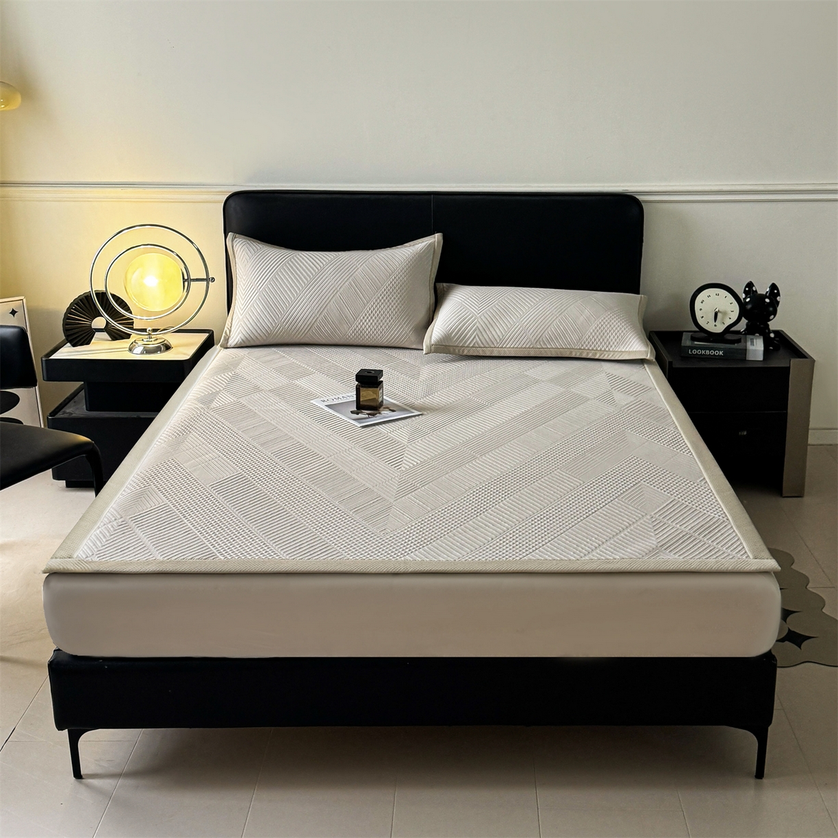 91家纺网 家纺一手货源 找家纺 耐思家纺 2026新品A类高克重高端复合三明治PE乙纶提花冰豆豆凉席床笠都市棱境系列（提供买家秀） 都市棱境-卡其床席款