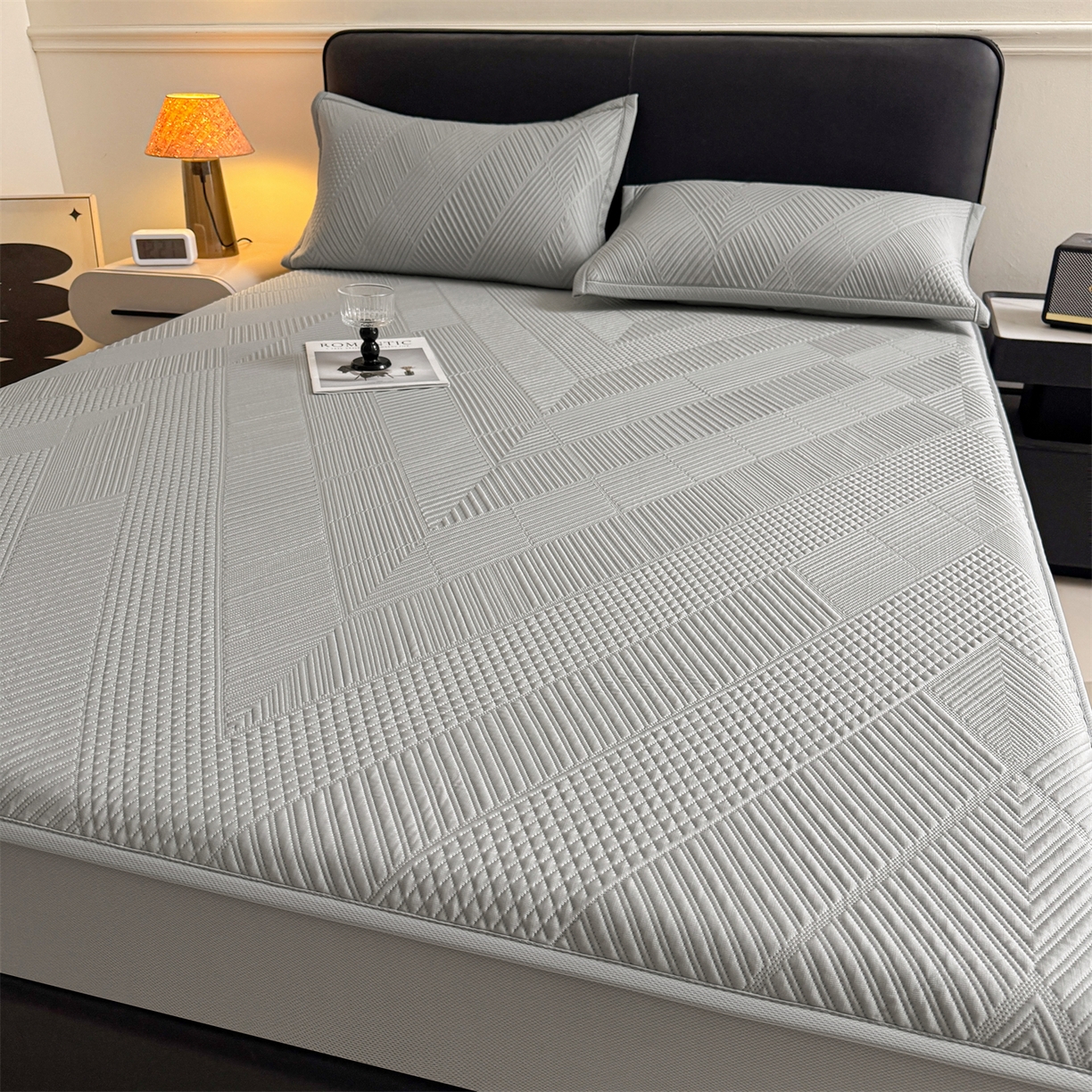 91家纺网 家纺一手货源 找家纺 耐思家纺 2026新品A类高克重高端复合三明治PE乙纶提花冰豆豆凉席床笠都市棱境系列（提供买家秀） 都市棱境-灰床笠款