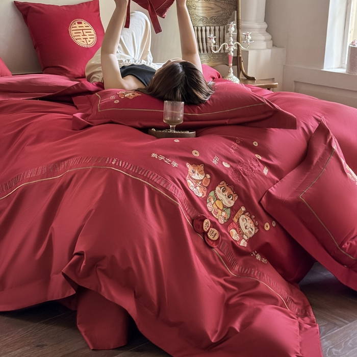 91家纺网 家纺一手货源 找家纺 甜咪咪婚庆 2026新款长绒棉全棉绣花结婚婚庆四件套多件套床单款 招财猫