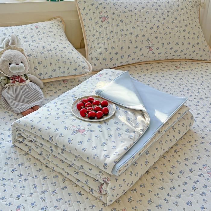 91家纺网 家纺一手货源 找家纺 卡普二店 2026新款A类锦氨凉感印花夏被四件套床盖凉席款--单夏被 奶油兰花束