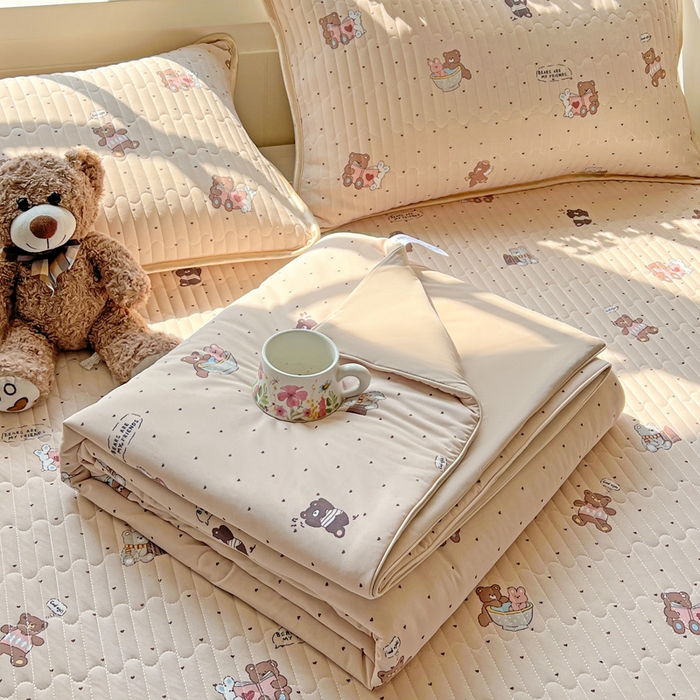 91家纺网 家纺一手货源 找家纺 卡普二店 2026新款A类锦氨凉感印花夏被四件套床盖凉席款--单夏被 软糖小熊