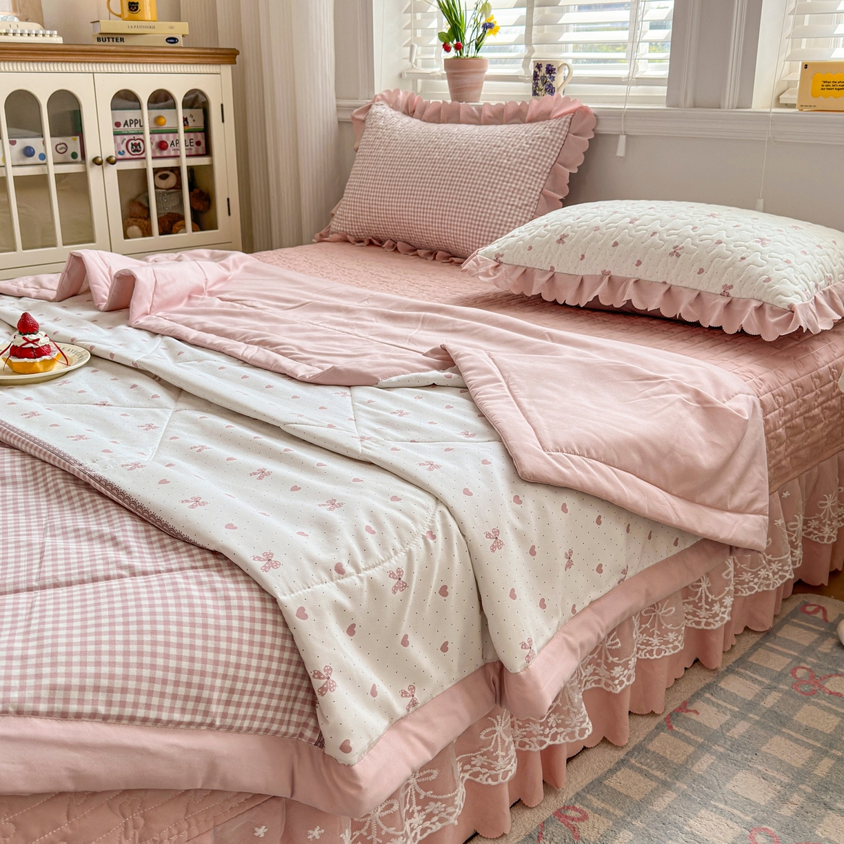 91家纺网 家纺一手货源 找家纺 雅眠居 2026直播爆款双层蕾丝花边夏被款床盖款四件套 AB版-彩格粉