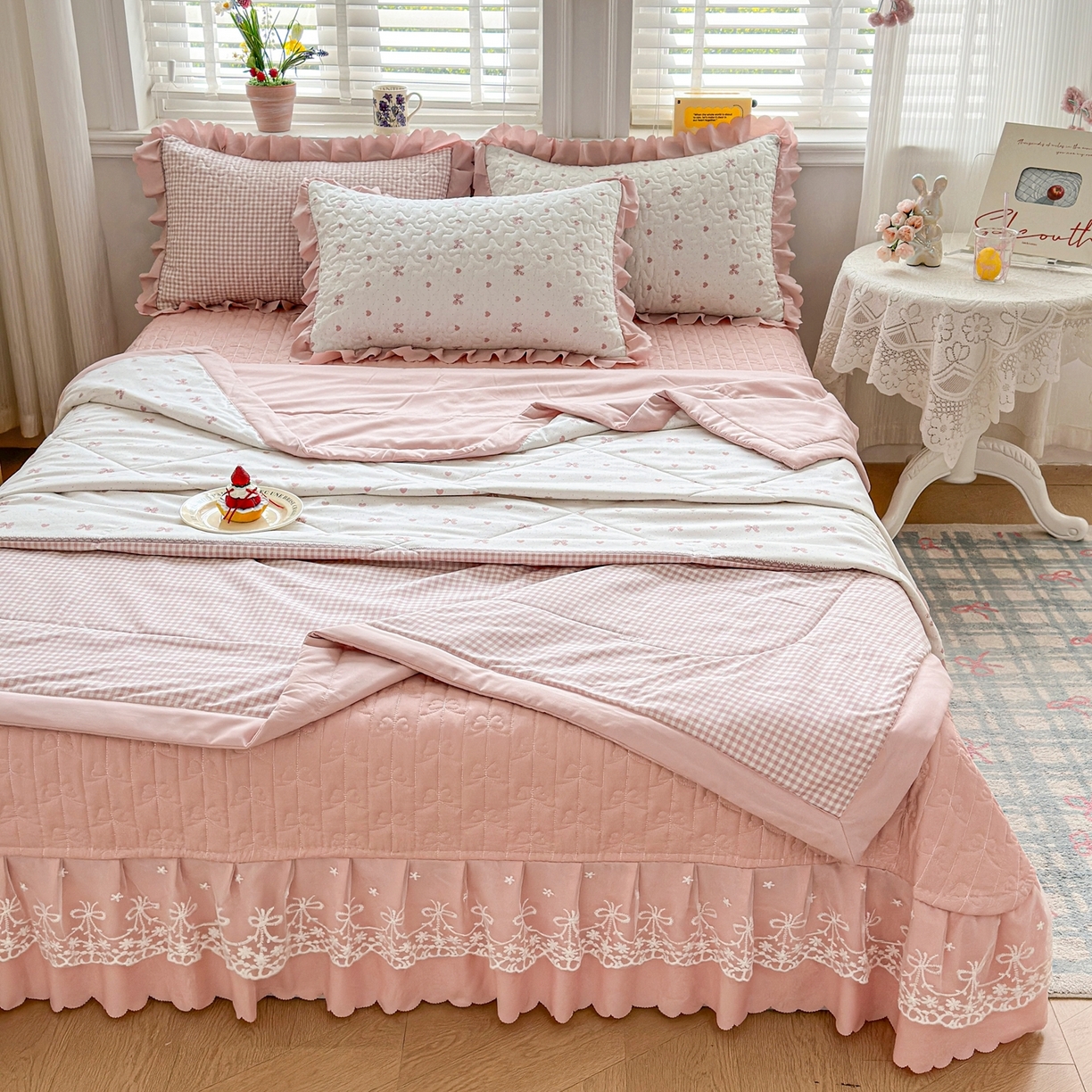 91家纺网 家纺一手货源 找家纺 雅眠居 2026直播爆款双层蕾丝花边夏被款床盖款四件套 AB版-彩格粉