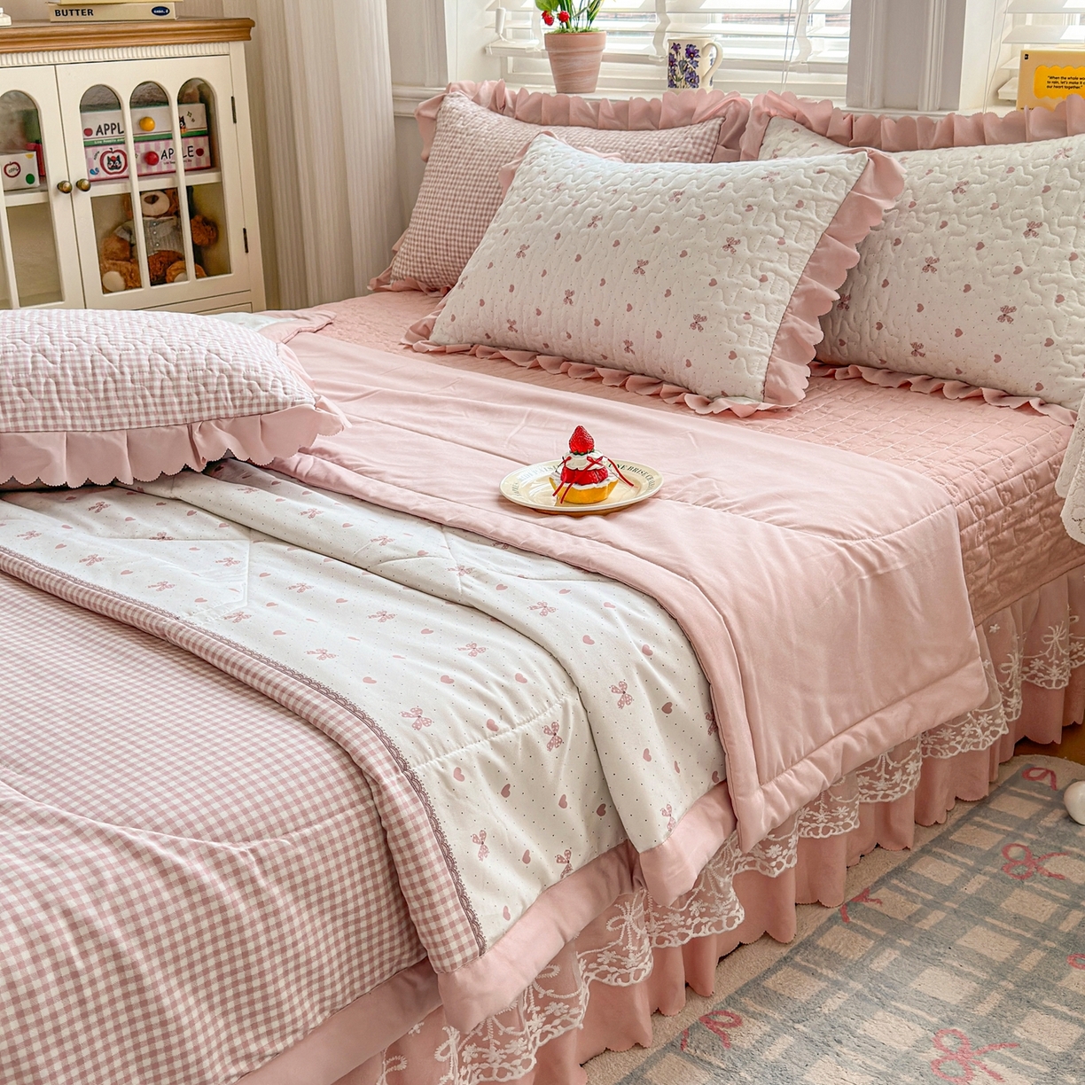 91家纺网 家纺一手货源 找家纺 雅眠居 2026直播爆款双层蕾丝花边夏被款床盖款四件套 AB版-彩格粉