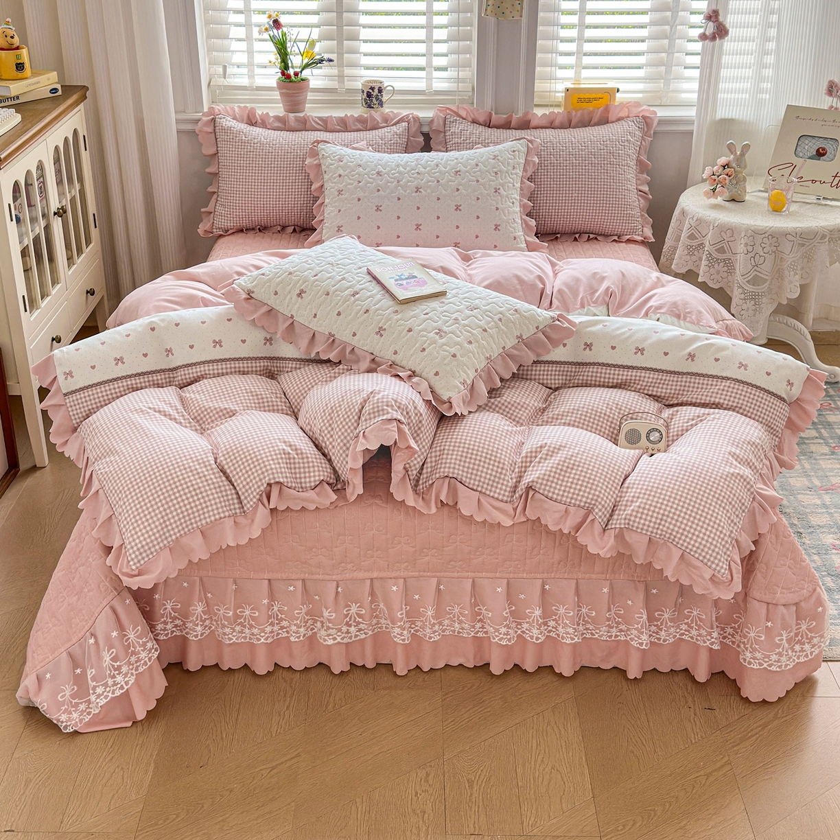 91家纺网 家纺一手货源 找家纺 雅眠居 2026直播爆款双层蕾丝花边夏被款床盖款四件套 AB版-彩格粉