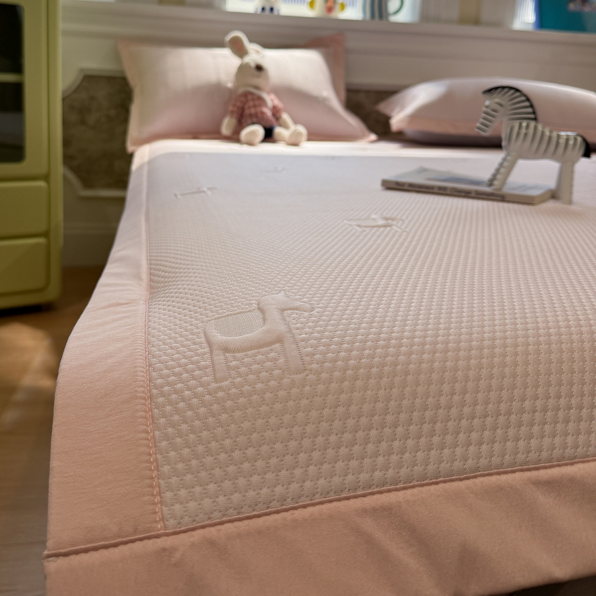 91家纺网 家纺一手货源 找家纺 Sweet dreams甜梦 2026新款夏款A类提花乙纶PE豆豆凉席 小福马粉