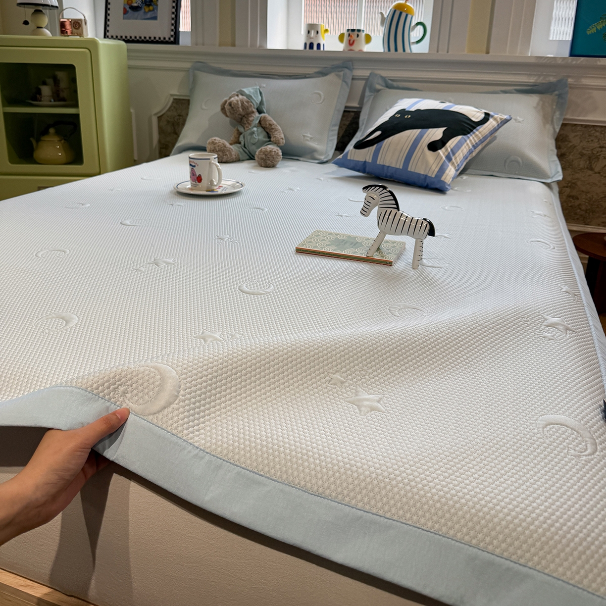 91家纺网 家纺一手货源 找家纺 Sweet dreams甜梦 2026新款夏款A类提花乙纶PE豆豆凉席 星月蓝