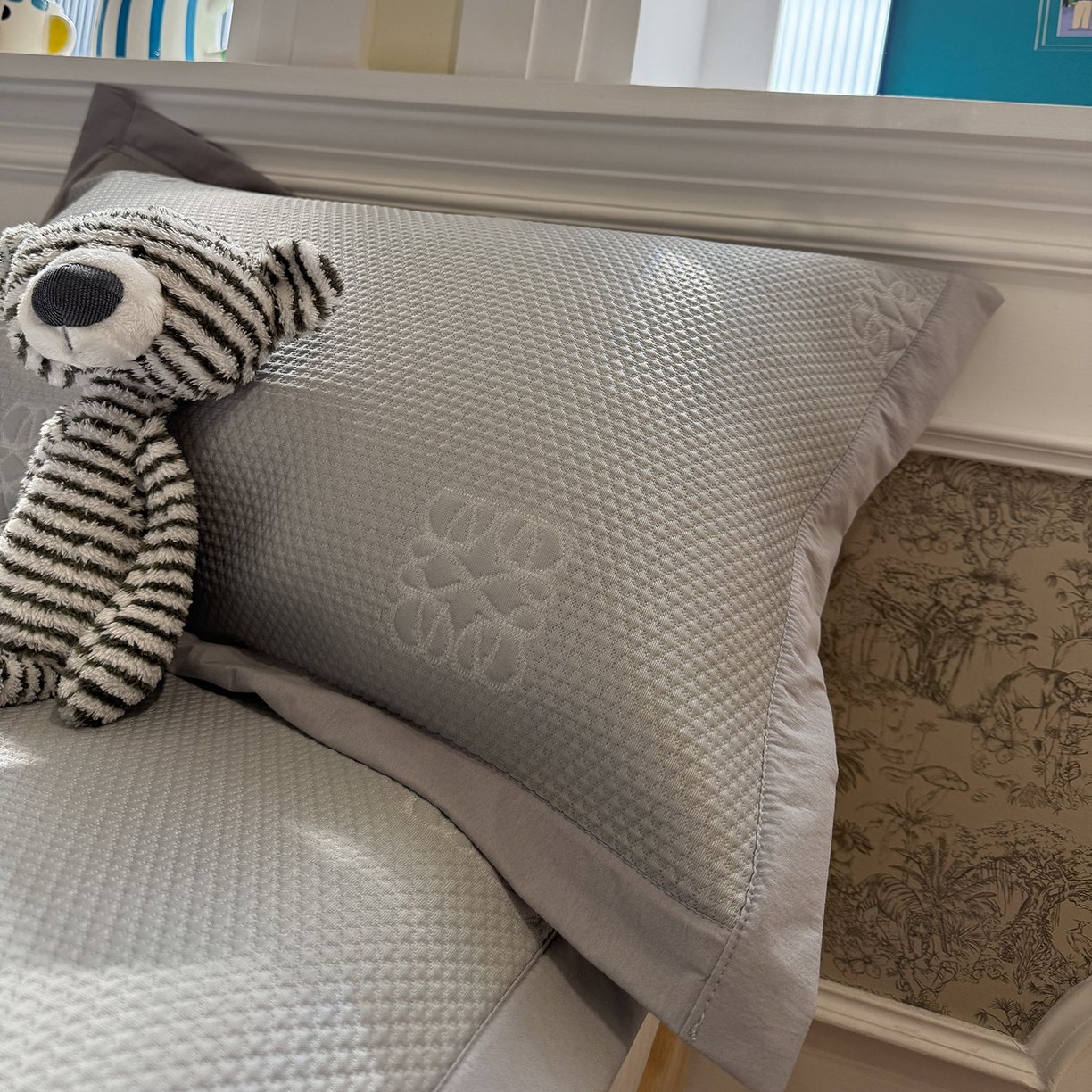 91家纺网 家纺一手货源 找家纺 Sweet dreams甜梦 2026新款夏款A类提花乙纶PE豆豆凉席 罗意威灰