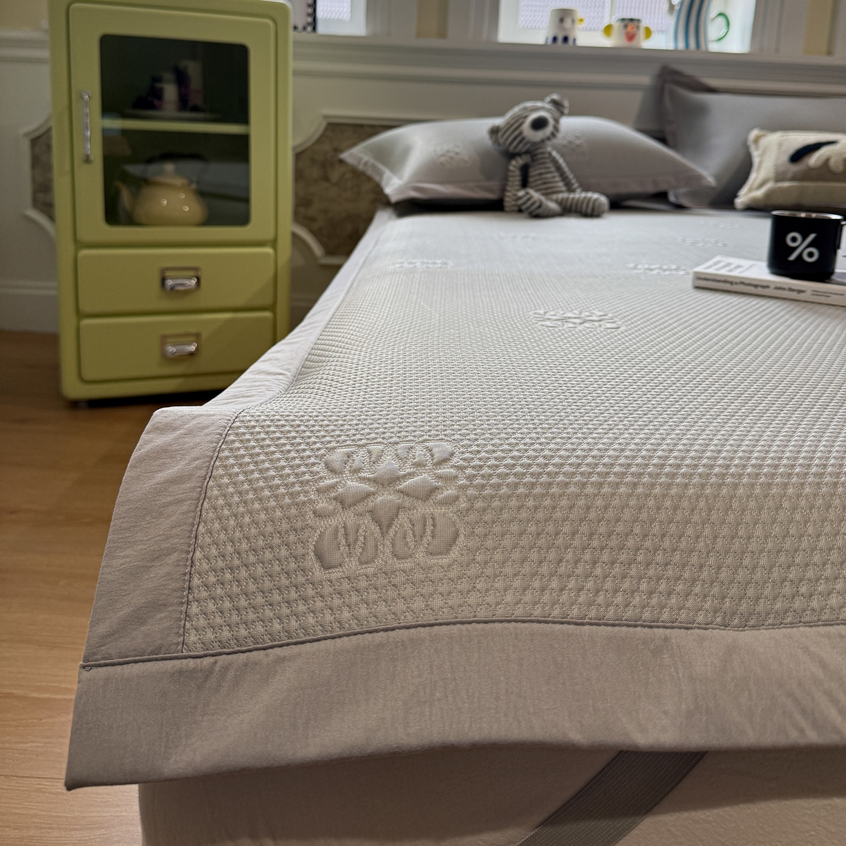 91家纺网 家纺一手货源 找家纺 Sweet dreams甜梦 2026新款夏款A类提花乙纶PE豆豆凉席 罗意威灰