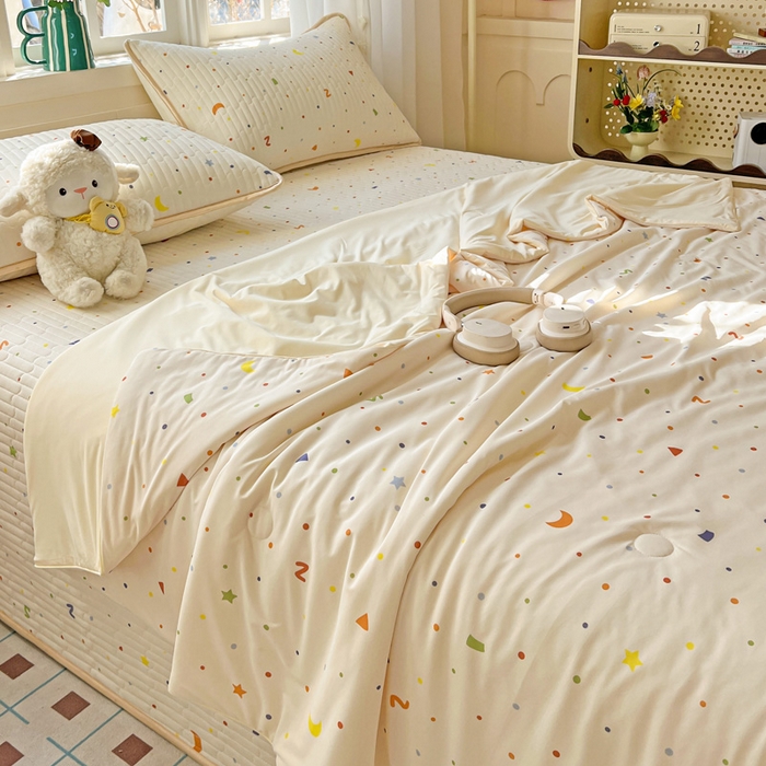 91家纺网 家纺一手货源 找家纺 卡普二店 2026新款A类锦氨凉感印花夏被四件套床盖凉席款--单夏被 幻彩星月