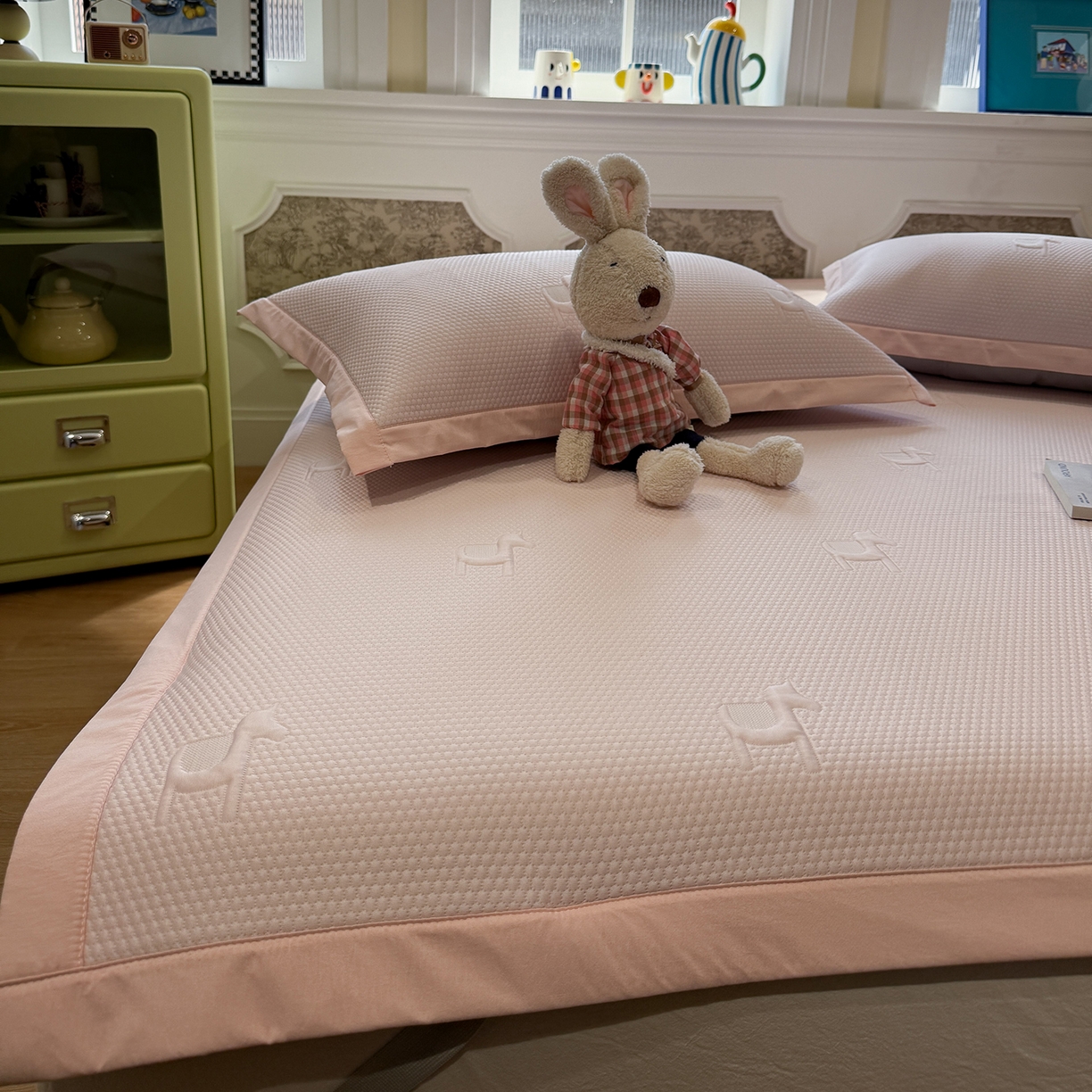 91家纺网 家纺一手货源 找家纺 Sweet dreams甜梦 2026新款夏款A类提花乙纶PE豆豆凉席 小福马粉